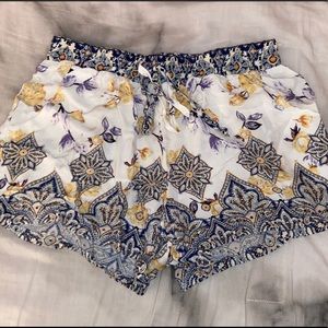 Floral patterned women’s shorts / boho!